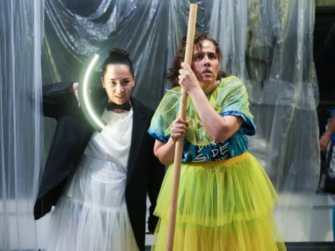 La comedia de las acotaciones o la farsa trágica de unos ojos ajenos a Edipo